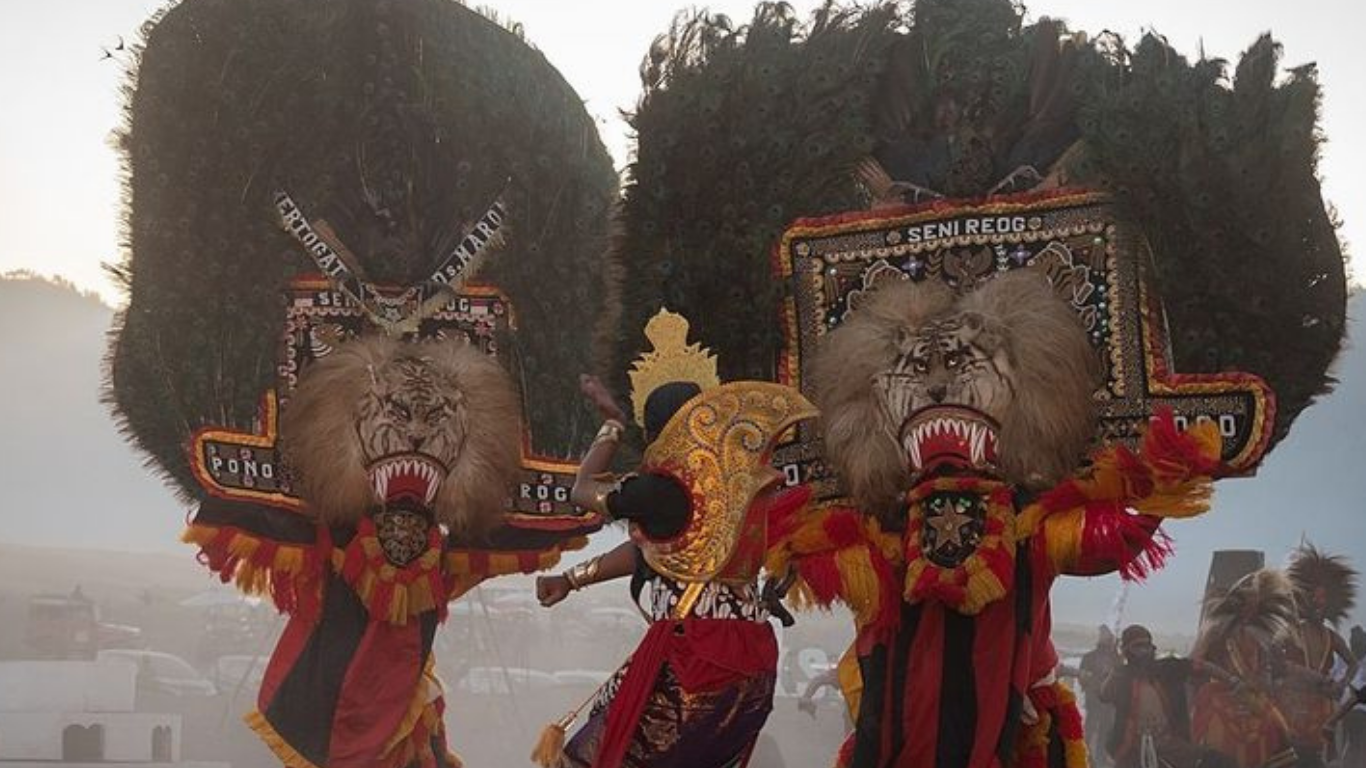 Penari Reog Ponorogo membawa dadak merak asli dalam pertunjukan tradisi Jawa Timur.