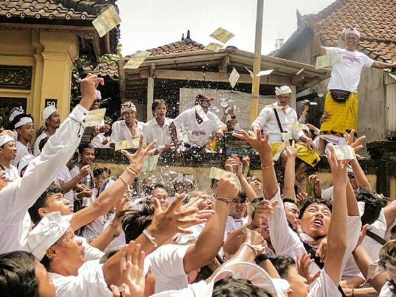 Tradisi Mesuryak Bali Yang Viral Saat Kuningan Hujan Uang Dan Ritual 