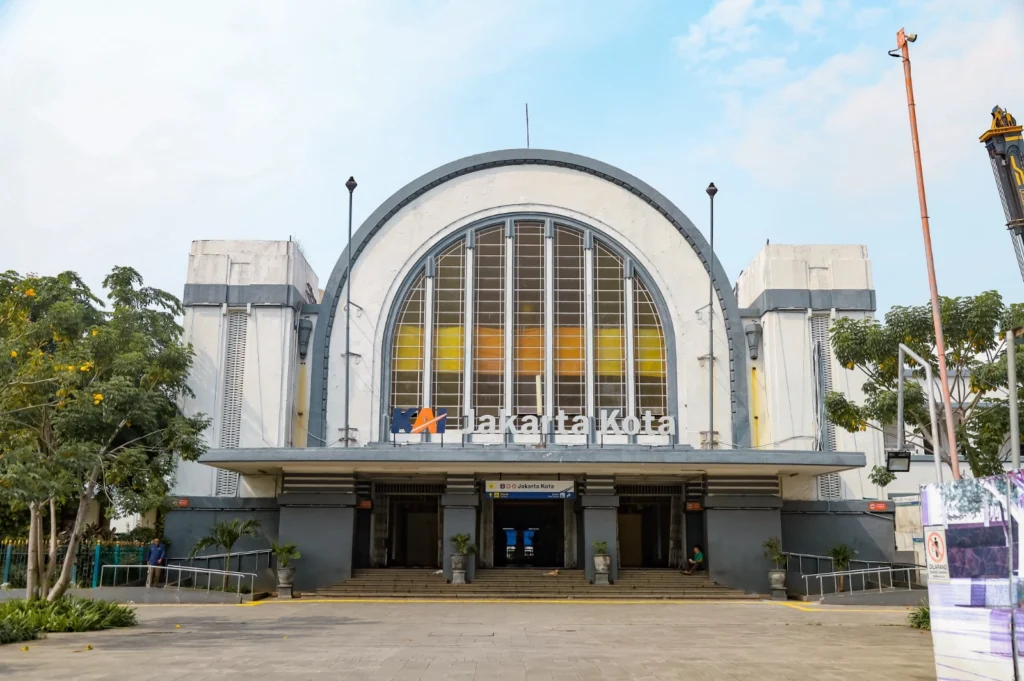 sejarah stasiun jakarta kota dari batavia hingga masa modern