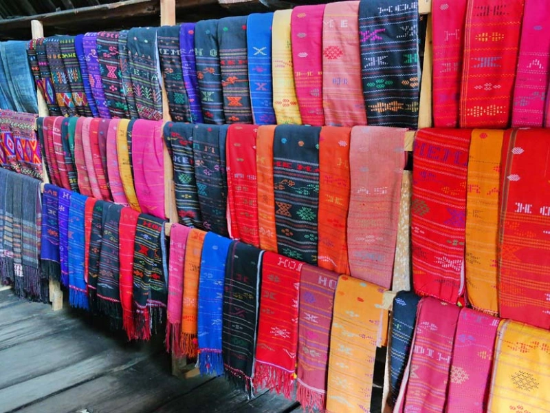 ulos - kain tradisional batak yang penuh makna budaya dan ikonik