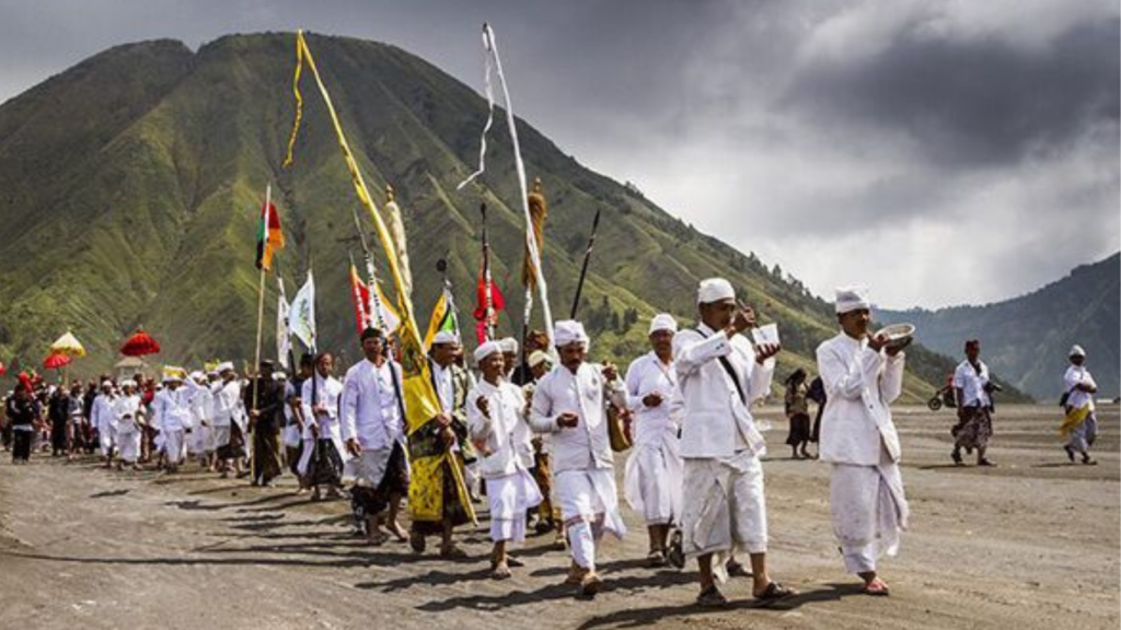 TRADISI UPACARA BROMO TENGGER