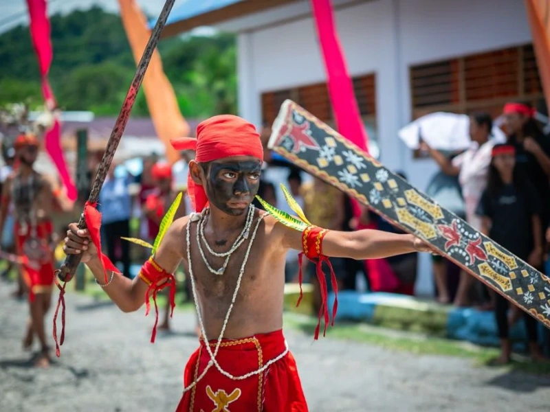 cakalele - tarian perang asal maluku yang sakral dan bersejarah