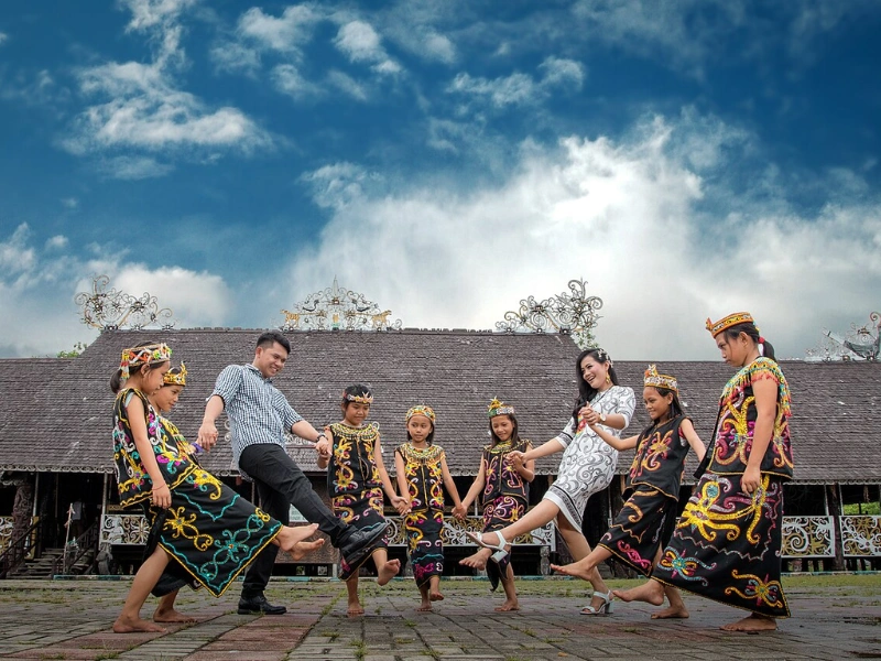 rumah lamin - rumah adat dayak kalimantan timur yang megah