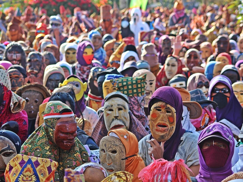 sekura lampung barat - tradisi pesta topeng meriah saat lebaran