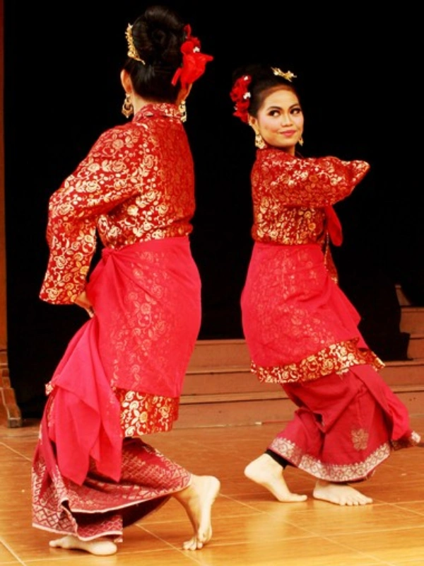 foto 2 - tari serampang dua belas