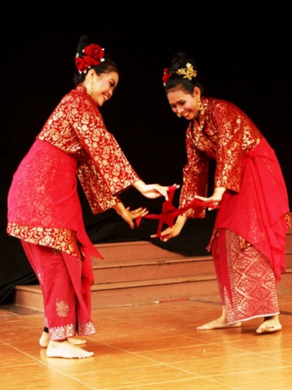 foto 3 - tari serampang dua belas