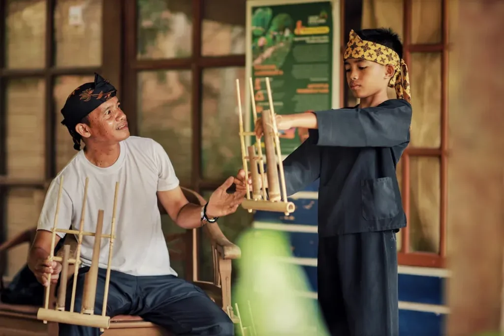 Kenapa Orang Sunda Selalu Mulai Acara dengan Doa Panjang?