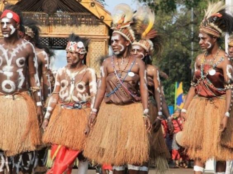 Baju Ewer Papua Barat Adat