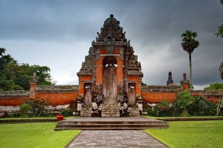 Rumah Gapura Candi Bentar