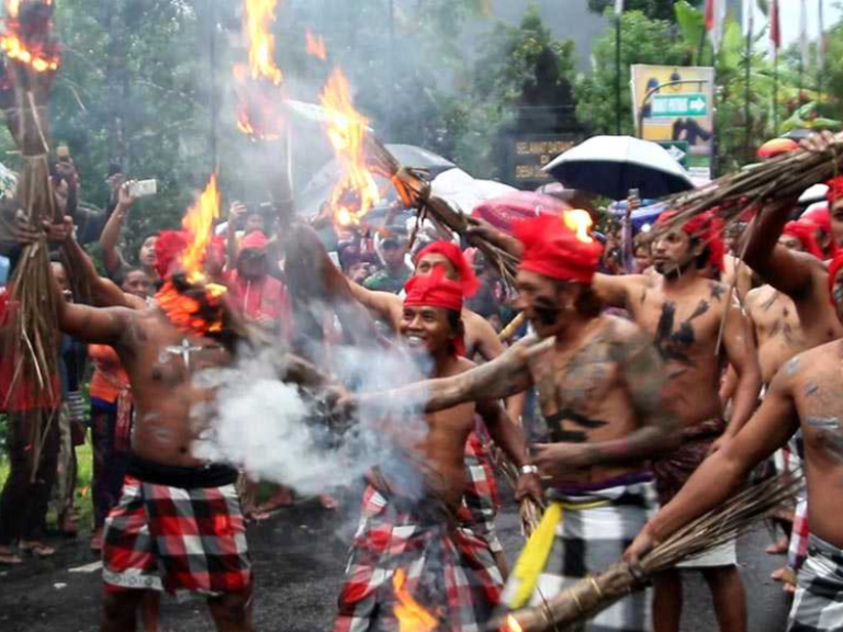 Perang Api Tradisi Perang Api Desa Adat Duda Karangasem yang Bikin Merinding ...
