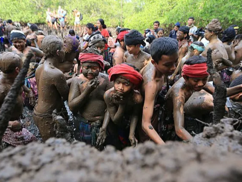 Tradisi Mebuug-Buugan Bali