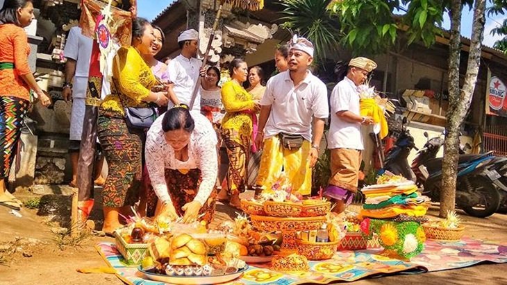 Tradisi Mesuryak Bali Yang Viral Saat Kuningan Hujan Uang Dan Ritual 