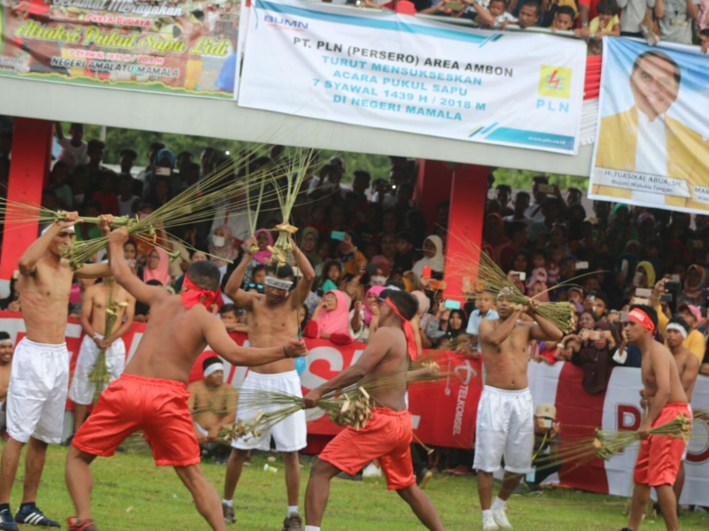 Tradisi Pukul Sapu Maluku