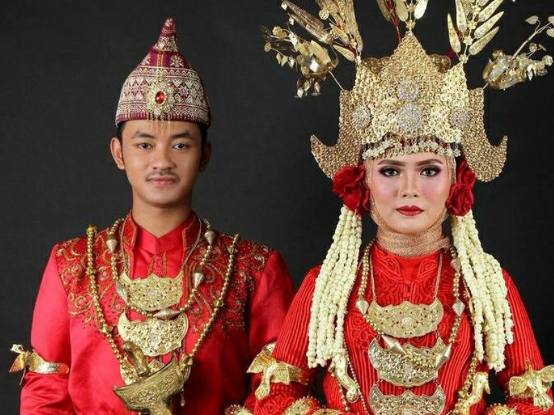 Busana Saibatin Lampung