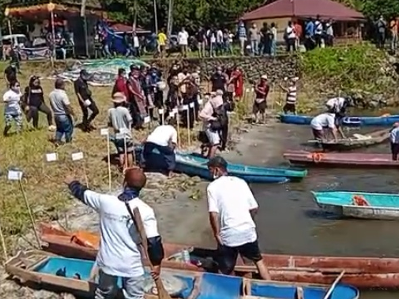 Tradisi Mardoton di Danau Toba
