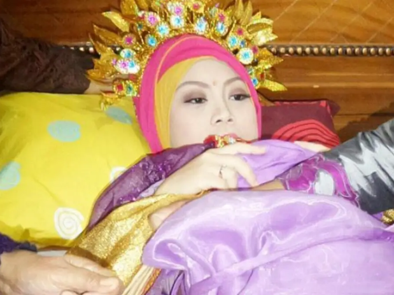 Tradisi Molonthalo Gorontalo