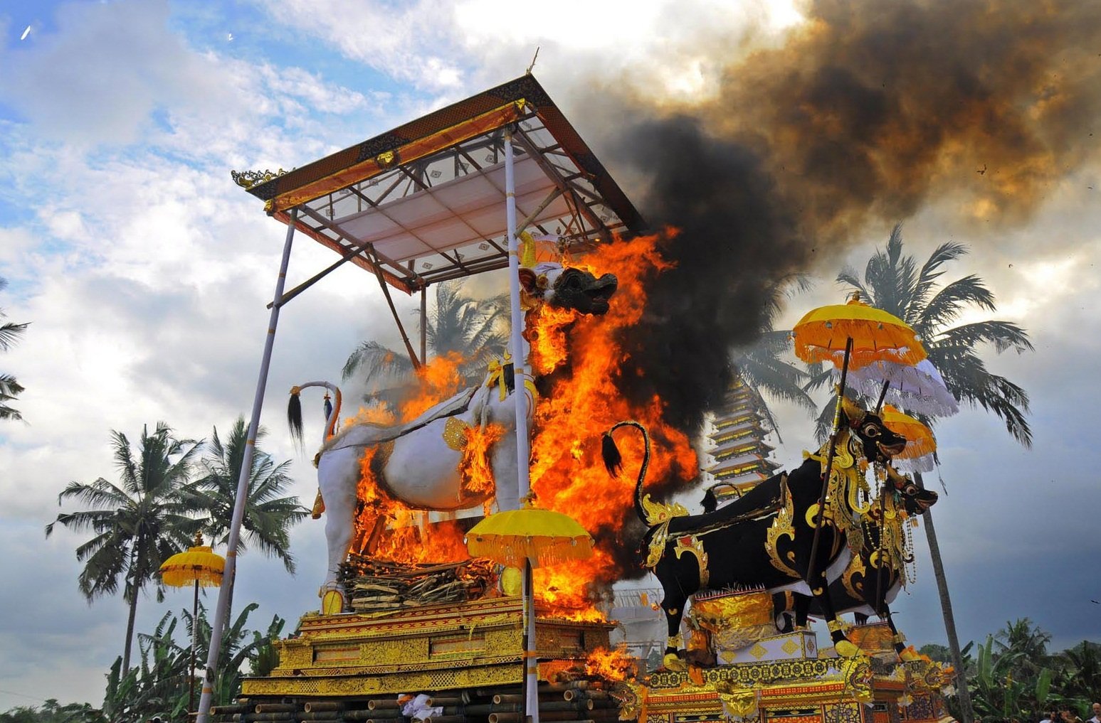 Ngaben Bali: Upacara Kremasi Paling Sakral di Dunia