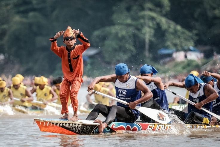 Tradisi Pacu Jalur di Riau yang Mendunia