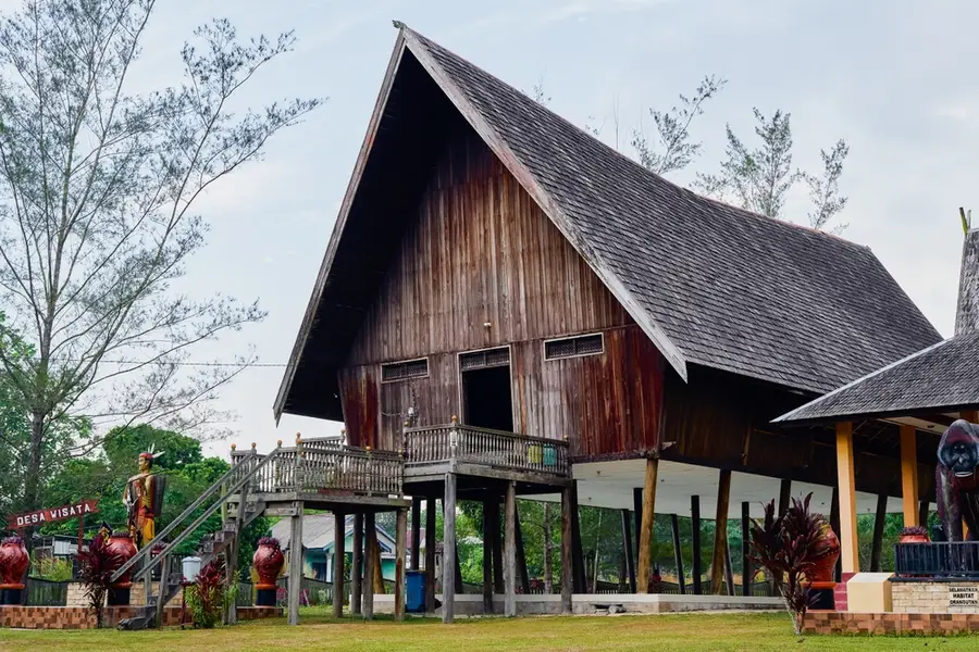 Rumah Betang: Rumah Panjang Suku Dayak