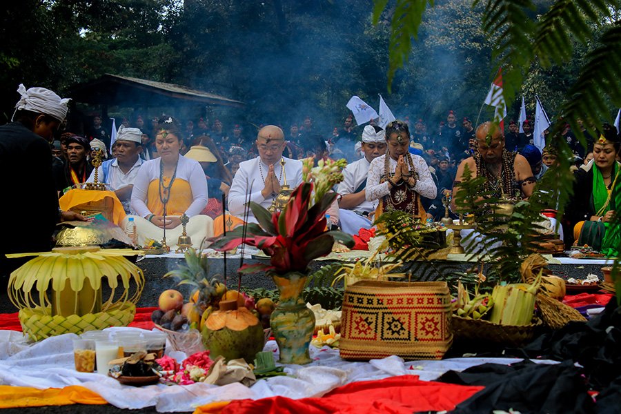 Tradisi Ngertakeun Bumi Lamba