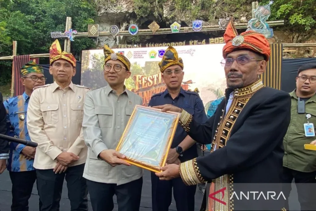 gelar kehormatan adat muna