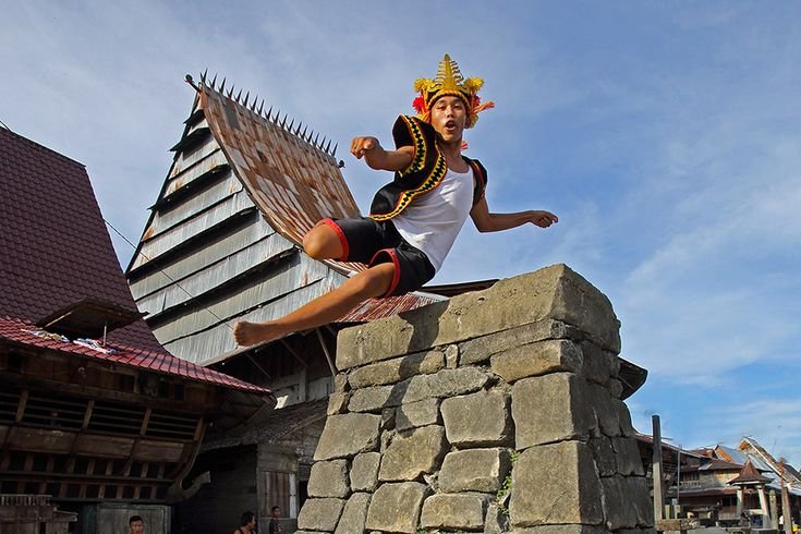 3 Fakta yang Jarang Diketahui Dari Tradisi Lompat Batu Nias