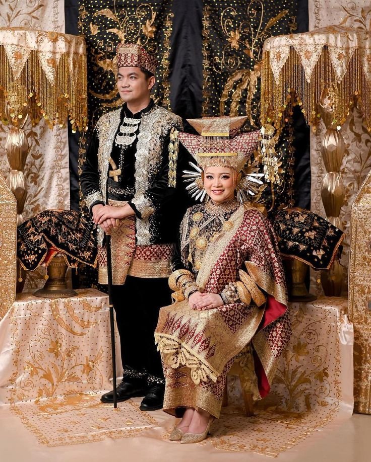 Jangan Pakai Pakaian Adat Minangkabau Sebelum Tahu 5 Makna Tersembunyi Ini