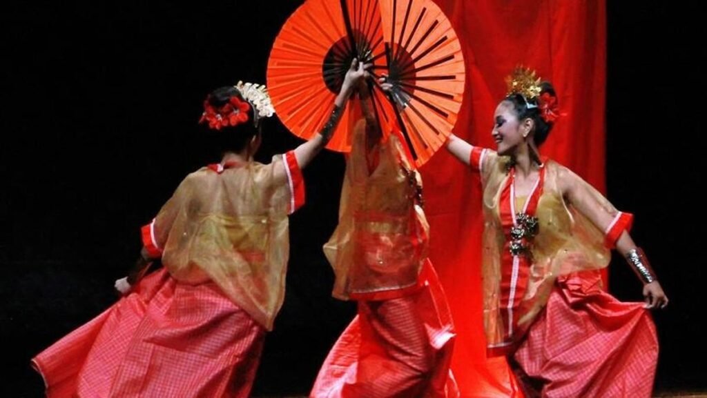 Gila! 5 Fakta Tari Kipas Pakarena, Filosofi Perempuan Gowa yang Jarang Diketahu